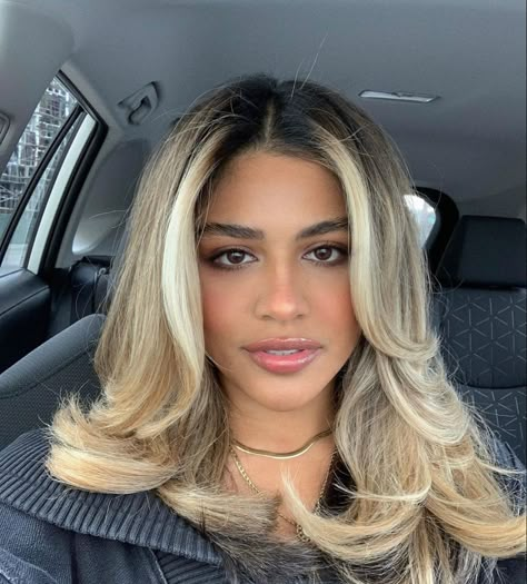 Dark Roots Honey Blonde Hair, Blonde Hair On Olive Skin Tone, Hair For Tan Skin, Blonde Hair With Black Roots, Blonde Hair Black Roots, Blonde Black Roots, Fair Skin Blonde Hair, Blonde Hair Brown Skin, Black Roots Blonde Hair