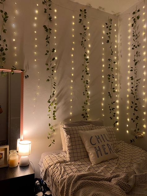 Easy Room Decor, Diy Room Decor For Teens, Fairy Lights Bedroom, Small Room Decor, Dorm Room Inspiration, Dekorasi Kamar Tidur, Pinterest Room Decor, Cute Bedroom Decor, Cozy Room Decor