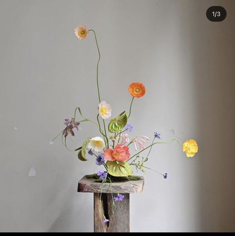 Home decor aesthetic ideas with plants living room Architectural Flower Arrangements, Minimal Floral Design, Minimal Floral Centerpieces, Ikebana Wedding Flowers, Abstract Floral Arrangements, Funky Floral Arrangements, Contemporary Floral Arrangements, Abstract Flower Arrangements, Minimalist Wedding Table Setting