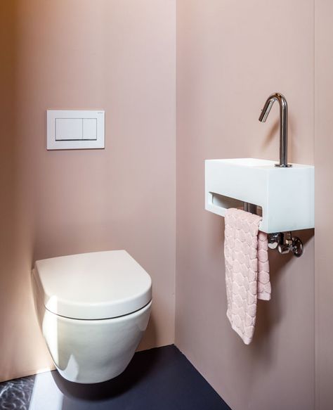 Associer le rose et le gris dans la déco des toilettes | My Blog Deco Bathroom Trends 2020, Pink Toilet, Toilette Design, Small Toilet Room, Interior Simple, Downstairs Toilet, Toilet Room, Small Toilet, Hippie Home Decor