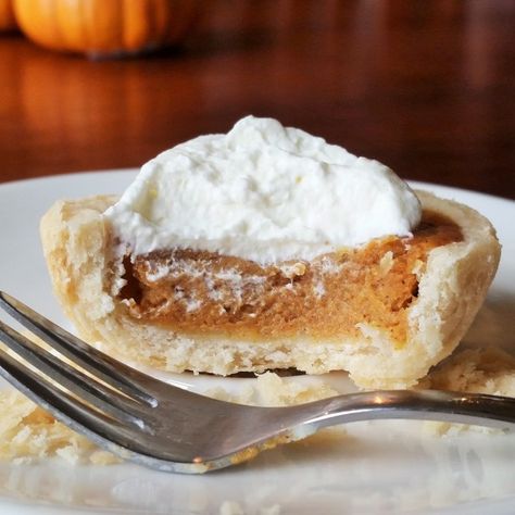 Pumpkin Pie Recipe Uk, Pie Filling Desserts, Pumpkin Pie Muffins, Mini Pumpkin Pies Recipe, Mini Pumpkin Muffins, Pie Muffins, Pumpkin Pie Oatmeal, Pumpkin Pie Recipe Easy, Gluten Free Pumpkin Pie