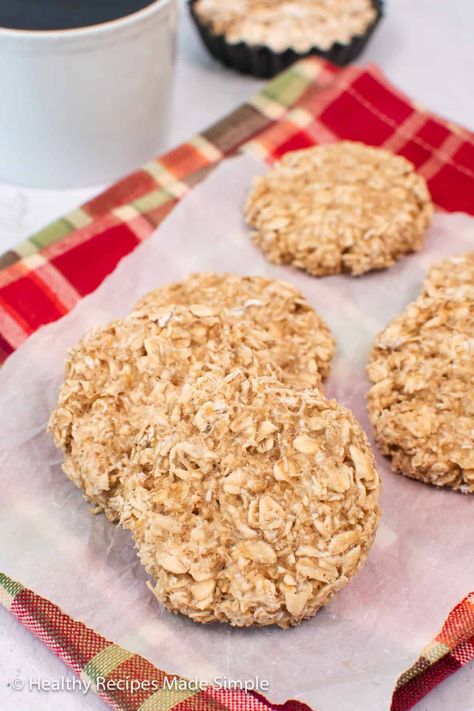 Get your fall baking started with these delicious and healthy Two Ingredient Oatmeal Cookies! Made with just applesauce and oats, they’re a great way to satisfy your cookie cravings without all the added sugars. Try them today! Snacks With Applesauce, Applesauce Recipes, Oatmeal Applesauce Cookies, Homemade Oatmeal Cookies, Applesauce Cookies, Banana Oat Cookies, Oatmeal Bites, Cookies And Cream Cheesecake, Low Fat Desserts