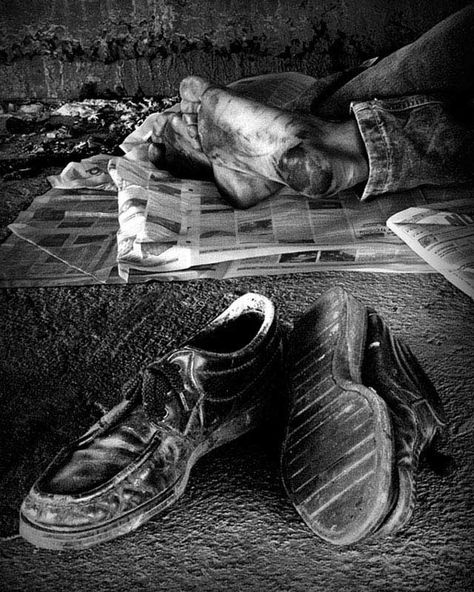 Inspiring & Powerful Documentary Photography - Speckyboy Design Magazine Homeless Photography, Street Photography Tips, A Level Photography, Photography Documentary, Photography Themes, Black And White Photograph, Homeless People, White Minimalist, We Are The World