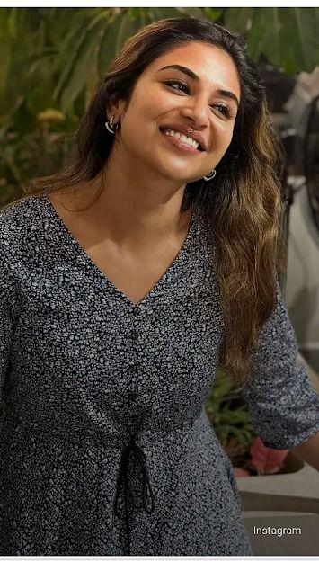 Photo - Google Photos Indhuja Ravichandran, Pretty Images, Young Actresses, Peacock Green, Photo Story, Google Photos, Look At, Actresses, Photo And Video