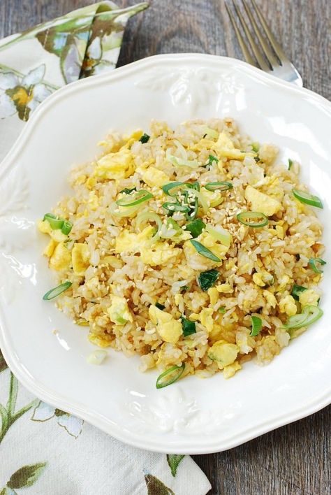 Scallion Fried Rice, Korean Rice Recipes, Korean Egg Rice, Korean Fried Rice Recipe, Fried Rice Korean, Korean Fried Rice, Korean Bapsang, Korean Egg, Egg Fried Rice Recipe