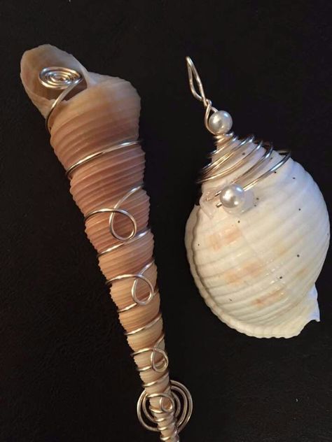 Wire Wrap Shells Tutorials, Wire Wrapped Seashell Jewelry, Wire Wrapped Seashells, Diy Sea Shell Jewelry Ideas, How To Wire Wrap Shells, Wire Shell Jewelry, Homemade Seashell Jewelry, Sea Shells Jewelry Ideas, Wire Wrapped Shell Jewelry