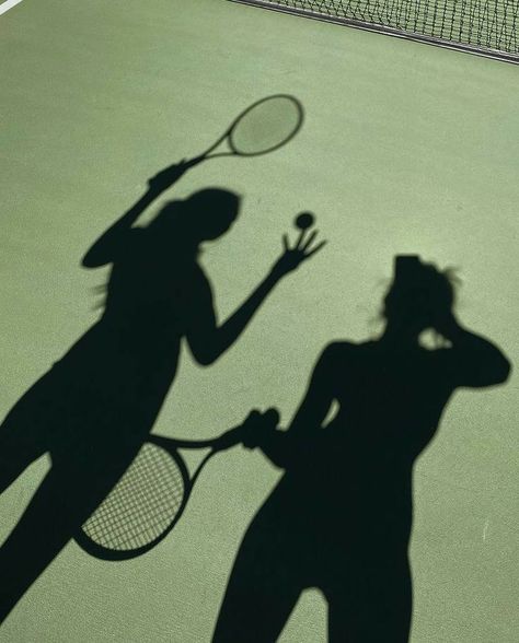 Tennis With Friends Aesthetic, Tenis Aesthetic Sport, Green Aesthetic Friends, Tennis Girl Aesthetic, Green Juice Girl, Mode Tennis, Tennis Photos, Tennis Aesthetic, Tennis Life