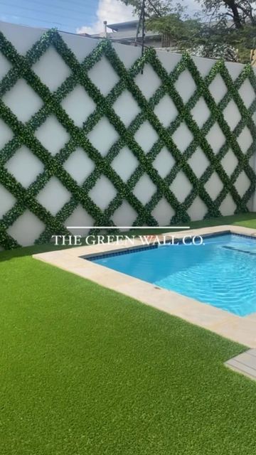 Faux Grass Wall Outdoor, Artificial Green Wall Outdoor, Backyard Walls, Backyard Revamp, Backyard Vibes, Fake Turf, Artificial Grass Wall, Artificial Green Wall, Privacy Wall