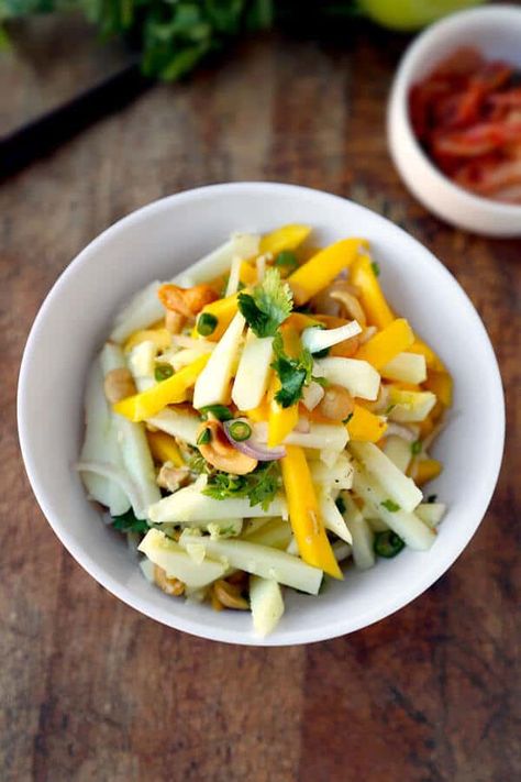 An easy, delicious and energizing spicy mango apple salad with authentic Thai flavors. Substitute green mango with granny smith apple for a healthy treat. Thai Apple Salad Recipe, Apple Recipes Dinner, Green Apple Salad, Savory Apple Recipes, Thai Mango, Asian Side Dishes, Apple Salad Recipes, Asian Dinner Recipes, Apple Slaw