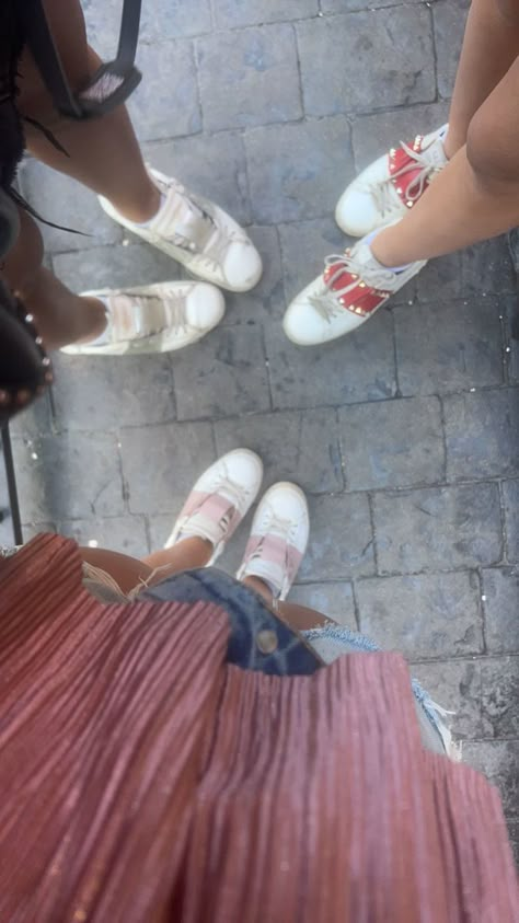 Valentino Shoes Outfit, Valentino Shoes Sneakers, Fashion Advice Woman, European Fashion Summer, Valentino Sneakers, Style Inspiration Summer, Stockholm Fashion, Mode Inspo, Dream Clothes