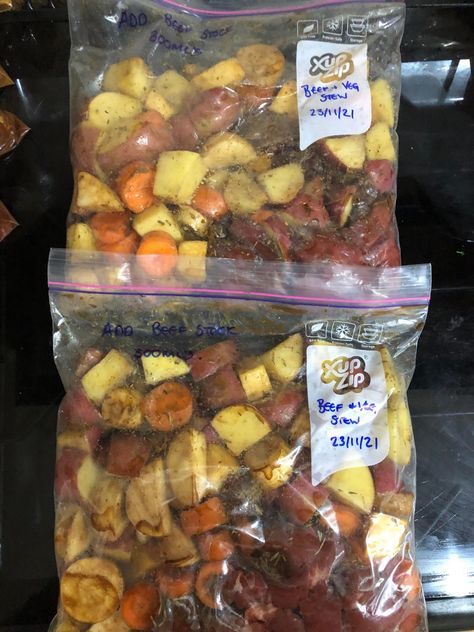 Dump Bag slow cooker beef and veg stew Dump Bags Slow Cooker Uk, Beef And Ale Stew, Dump Bags, Cooking Stew Beef, Slow Cook Beef Stew, Veg Stew, Freezable Meals, Cheap Recipes, Meal Prep Plans