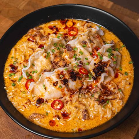 Chilli Oil Red Curry Wonton Ramen - GENIUS EATS Red Thai Curry Ramen, Red Miso Soup, Red Curry Wonton Soup, Mediterranean Chili, Curry Wonton Soup, Curry Wonton, Wonton Ramen, Red Curry Ramen, Spicy Wontons