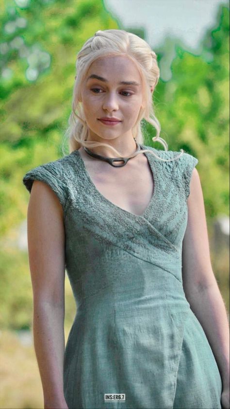 Emila Clark, Dany Targaryen, Daenerys Targaryen Outfits, Daenerys Cosplay, Daenerys Targaryen Dress, Game Of Thrones Outfits, Daenerys Stormborn, Medieval Hairstyles, Black Widow Avengers