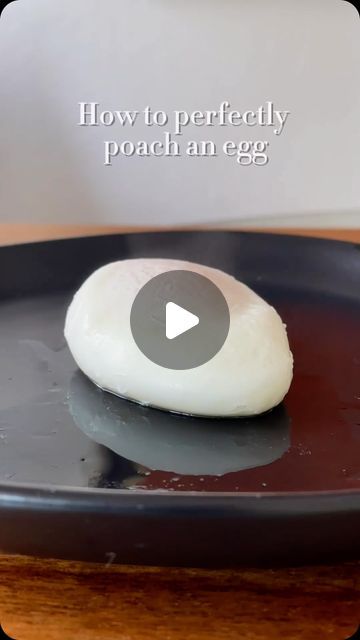 Egg Poaching Easy, Poach Eggs Easy, How To Make Perfect Poached Eggs, Poach Eggs In Microwave, Poach Eggs In Water, Best Poached Eggs Recipe, How To Poach Eggs In Water, Pouch Eggs How To Make, How To Poach Eggs