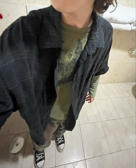 Grunge Clothing Aesthetic Guy, Masc Picture Poses, Modern Grunge Outfits Men, 90s Guy Aesthetic, Button Up Grunge Outfit, Beanie Outfit Grunge, Emo Aesthetic Male, Grungecore Outfits Men, Masc Clothing Aesthetic