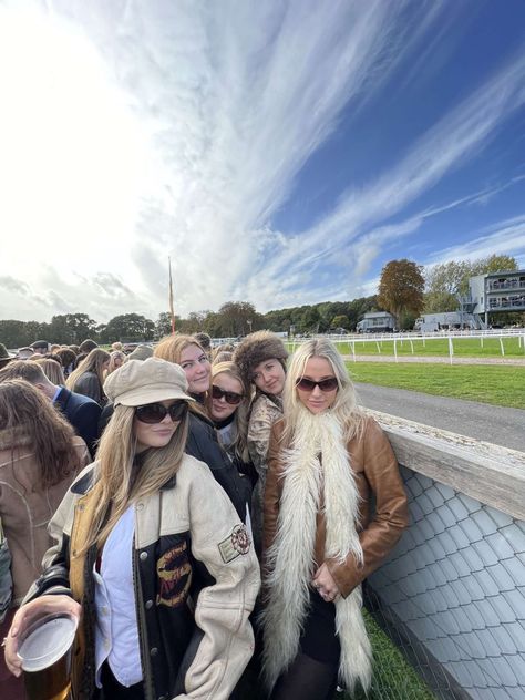 Horse Races Outfit Winter, Uni Races Outfit, Posh Girl Aesthetic Uk, Invades Races Outfit, Winter Races Outfit, Races Outfit Winter, Horse Race Day Outfits, Winter Race Day Outfits, Horse Races Outfit