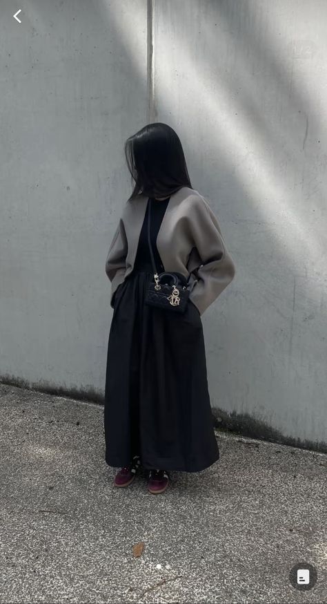 Miami Outfits Modest, Outfit Hijab Winter, Vests For Women Fall Outfits, Hijabi Classy Outfit, Abaya Streetwear Style, Outfit Jupe, Hijabi Winter Outfits Long Skirts, Dark Hijabi Outfits, Outfit Voile