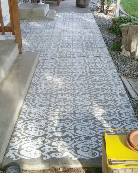 DIY Stenciled Concrete Patio - Weekend Yard Work Series Concrete Garden Floor Ideas, Concrete Yard Ideas, Concrete Patio Stencil, Stenciled Concrete Patio, Concrete Entrance, Stencil Patio, Stenciled Concrete, Stenciled Concrete Floor, Patio Chico