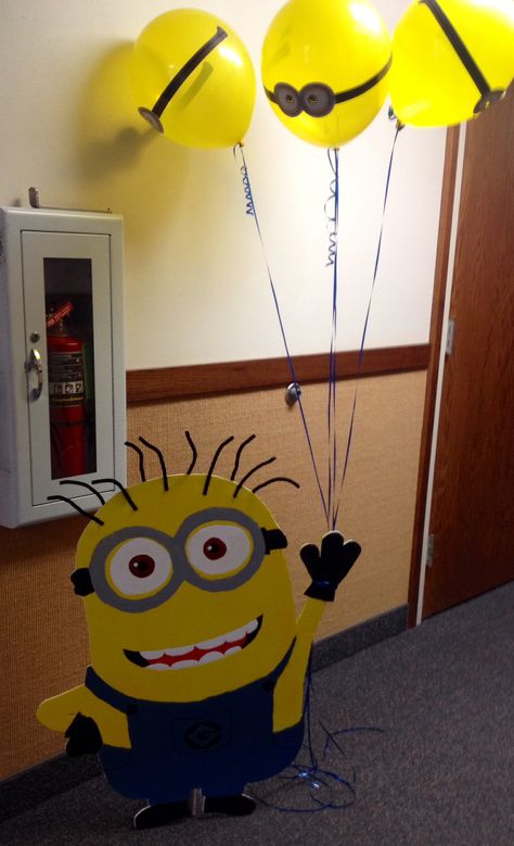 Life-size minion cutout! Minion balloons. Despicable Me party! Minion Cardboard Cutout, Minions Decorations Party, Despicable Me Decorations, Minion Diy Decorations, Minion Birthday Party Decorations Diy, Minion Theme Party, Despicable Me Party Decorations, Minion Halloween Decorations, Minions Party Decorations