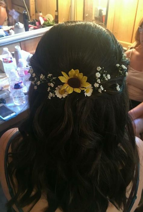 Sunflower wedding bride’s hair Wedding Hair With Sunflowers, Bridal Hair With Sunflowers, Half Up Half Down Wedding Hair Sunflower, Sunflower Wedding Hairstyles, Hairstyles With Sunflowers, Sunflower Hair Wedding, Sunflower Hairstyle, Daisy Hairstyle, Black Sunflower Wedding