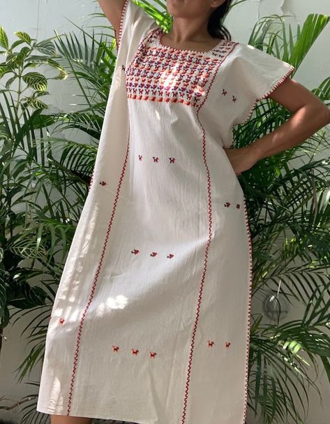 huipil - Google Search Huipil Outfit, Mexican Women Fashion, Modern Mexican Fashion, Traditional Mexican Clothing, Huipil Pattern, Mexican Clothing Style, Mexican Traditional Clothing, Oaxaca Dress, Huipil Dress