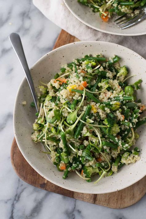 Green Bean, Quinoa and Sprout Salad! This lettuce-free salad is perfect for lunch or a light dinner. Green beans, broccoli, quinoa, carrots and sprouts tossed in a fresh dressing. Vegan and Gluten-Free | www.delishknowledge.com Bean Sprout Salad, Broccoli Quinoa, Sprouting Quinoa, Bean Quinoa, Lemon Green Beans, Sprout Salad, Dinner Vegan, Green Bean Salads, Sprouts Salad