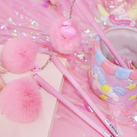 Pink Fluffy Pen Aesthetic, Fluffy Pen, Pen Aesthetic, Pink Office Supplies, Fluffy Things, Girl School Supplies, Chick Flick, Sixth Form, Pink Office