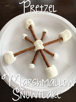 Snowflake snack for snacktime or a winter celebration. Kiddos could make their own! Snowflake Snacks, Winter Preschool Crafts, Marshmallow Snowflake, Schnee Party, Snow Ideas, Preschool Cooking, Winter Snack, Snow Party, Winter Unit