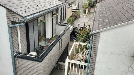 Making The Most of Your Balcony in a Japanese Apartment - GaijinPot Japanese Apartment Balcony, Japan Balcony, Garden Apartment Balcony, Japanese Balcony, Japan Apartment, Korean Apartment, Tokyo Apartment, Japanese Apartment, Live In Japan