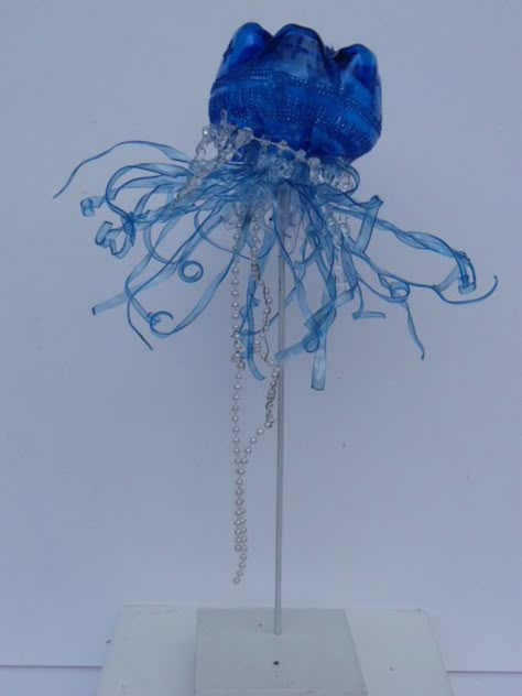 Art From Ocean Trash, Recycled Art Projects Upcycling, Plastic Water Bottle Crafts, Jellyfish Sculpture, Plastik Recycling, Recycle Sculpture, Sea Treasure, Jellyfish Decorations, Jellyfish Painting