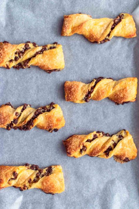 Puff Pastry Chocolate Twist, Chocolate Twist Pastry, Puff Pastry Chocolate, Puff Pastry Twists, Puff Dessert, Chocolate Puff, Pastry Chocolate, Chocolate Bacon, Twisted Recipes