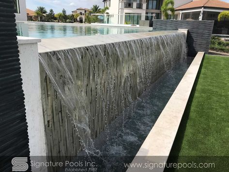 Pool Infinity, Raised Pools, Sunken Fire Pits, Geometric Pool, Swimming Pool Construction, Infinity Edge Pool, Above Ground Swimming Pools, Pool Construction, Modern Pools