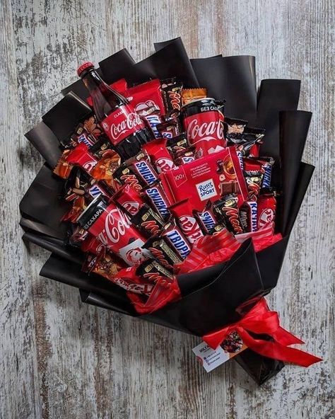 Sweet Bouquets Candy, Snack Buket, Guys Prom, Gold Theme Birthday, Man Bouquet, Candy Gifts Diy, Chocolate Flowers Bouquet, Diy Diaper Cake, Balloon Bouquet Diy