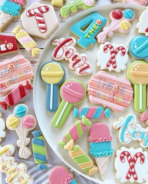 Candyland Cookies Decorated, Candy Cookies Decorated, Marshmallow Cupcakes, Royal Cookies, Candy Theme Birthday Party, Frosted Cookies, Birthday Cookie, Iced Sugar Cookies, Rainbow Cookies