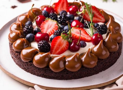 Torta brownie de chocolate com doce de leite e frutas vermelhas (Foto: Guto Souza / Divulgação)

	 

	Chegou visita de última hora e quer preparar um doce incrível? Faça essa deliciosa torta brownie. Dá para decorar com diversas frutas e castanhas. Na receita de Karyne Iancóski, o topo recebeu morangos, cerejas, amoras e blueberries e até doce de leite. O rendimento é de oito porções. Confira o passo a passo Brigadeiro Cake, Fruit Chip, Brownies Recipe Homemade, Comfort Desserts, Deli Food, Brownie Cake, Dessert Cupcakes, Cake Roll, Snack Chips