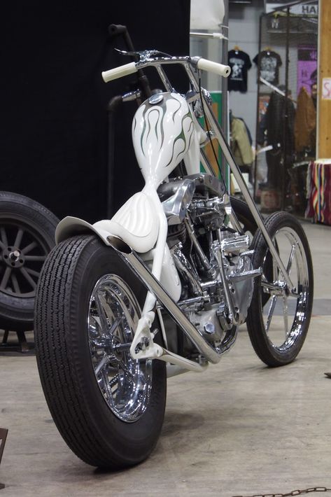 Moto Chopper, Custom Motorcycles Bobber, Female Motorcycle Riders, Harley Shovelhead, Sportster Bobber, Old School Chopper, Custom Sport Bikes, Custom Chopper, Chopper Bike