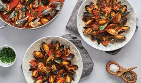 Mussels in Wine and Red Sauce - The Lazy Italian Mussels In Red Sauce, Red Sauce Recipe, Fresh Tomato Pasta, Cookie Glaze, Ricotta Cookies, Mussels Recipe, Fresh Tomato Sauce, Broccoli Rabe, Tomato Pasta Sauce