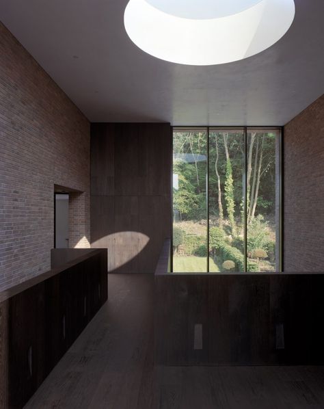 Highgate House.  studio Carmody Groarke. © Hélène Binet Carmody Groarke, Helene Binet, Grand Designs Houses, Mountain People, Contemporary Houses, Zen Interiors, Zen House, Central Hall, Edwardian House