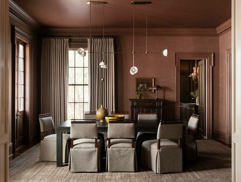 Moody Dining Room Design, Soho House Dining Room, Dark Painted Dining Room, Color Drenched Dining Room, Brown Dining Room Ideas, Mauve Dining Room, Burgundy Dining Room, Dark Dining Room Ideas, Moody Dining Room