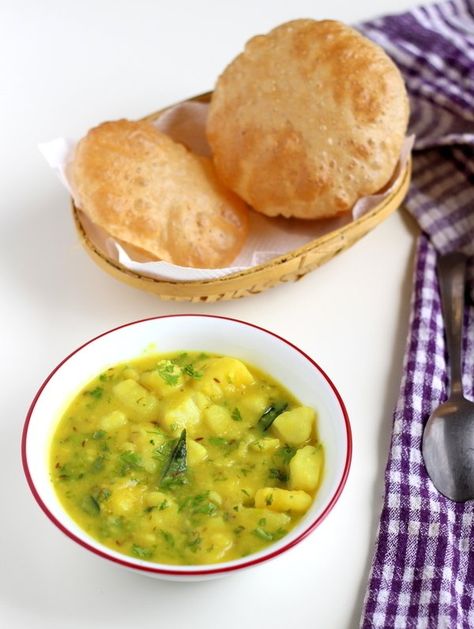 poori bhaji Poori Bhaji, Gravy Breakfast, Indian Fast Food, Aloo Curry, Indian Vegetarian Dishes, Bhaji Recipe, Indian Bread, Potato Curry, Indian Breakfast