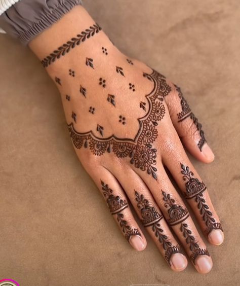 Back Hand Asthetic Mehendi, Mehandi Designs For Hands Aesthetic, Easy Front Mehndi Designs, Mehendi Designs For Hands Minimal, Minimal Mehandi Design, Hena Design Hand, Minimalistic Mehendi Designs, Mehendi Back Hand, Minimal Mehandi