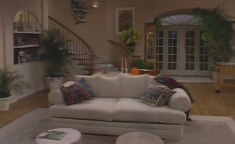 90's Sitcom Living Rooms 1990s Living Room, 90s House Decor, 90s Bedrooms, Living Room 90s, 90s Furniture, 90s Living Room, Bel Air House, 90s Interior, 90s House