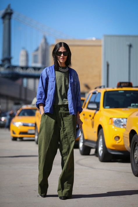 Ordinary Outfits, Fall Color Combinations, Street Style 2016, Color Combinations For Clothes, Ny Fashion, Green Outfit, Green Pants, Fall Street Style, Fashion Week Street Style