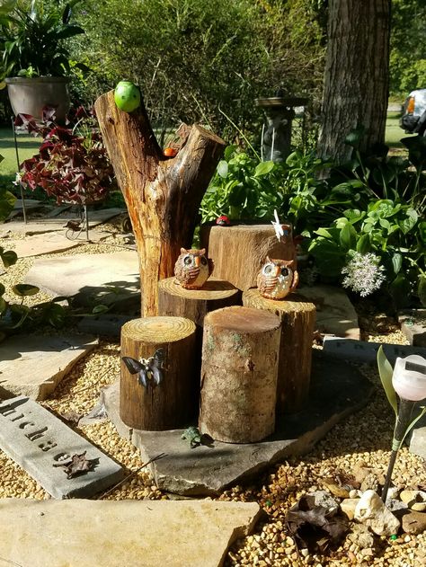 Logs In Garden Ideas, Wood Log Ideas, Prayer Walk, Stump Ideas, Cabin Garden, Log Ideas, Log Planter, Tree Project, Tree Logs