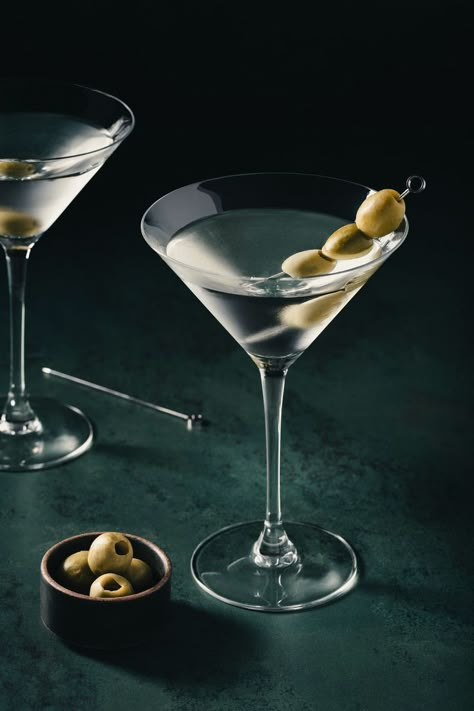 Martini cocktail. Classic Cocktail Photography, Gin Martini Aesthetic, Cocktail Photography Creative, Cocktail Foto, Martini With Olives, Martini Photography, Elegant Cocktails, Cocktails Photography, Martini Aesthetic