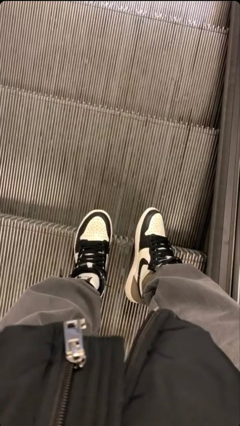 Aesthetic Shoes Pic, Jordans Aesthetic, Shoes Wallpaper, Guys Fits, Shoes Aesthetic, Trendy Shoes Sneakers, Nike Fashion Shoes, All Nike Shoes, Swag Girl Style