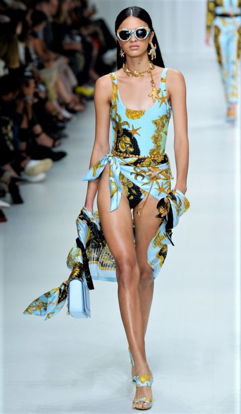 Versace Tribute Runway Milan Italy 2017/18 Gucci Bathing Suits, Versace Beachwear, Fashion Runway Aesthetic, Swimsuit Runway, Versace Summer, Couture Swimwear, Versace Swimsuit, Swimwear Runway, Versace Runway