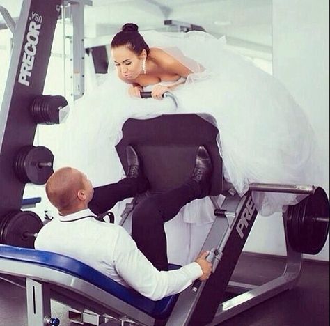 Gym wedding Crossfit Wedding, Gym Couple, Super Hero Shirts, Compression Shirts, Vintage Wedding Photography, Funny Wedding Photos, Sports Wedding, Gym Wedding, Photography Styles