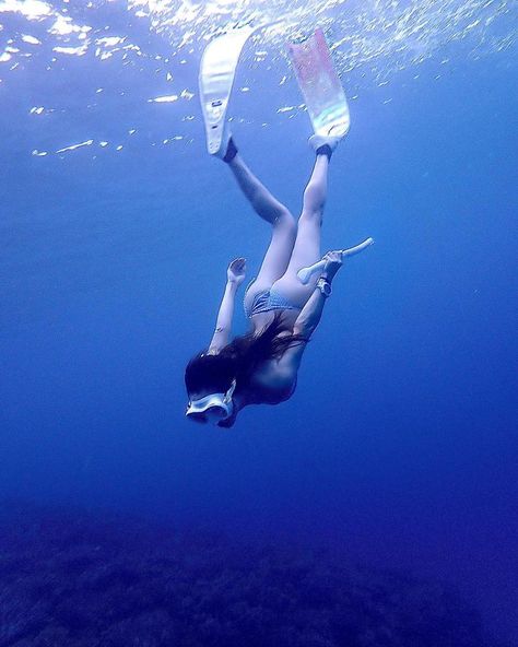 People Swimming Underwater, Underwater Swimming Photography, Person Swimming Reference, Underwater Film Photography, Diving Pose Reference, Person Swimming Underwater, Diving Reference, Free Diving Photography, Diving Pose