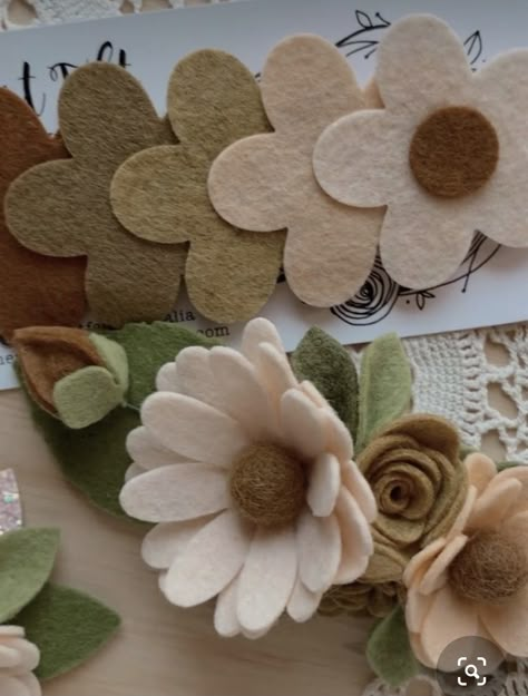 Felt Crafts Flowers, Felt Butterfly, Felt Flowers Patterns, Felt Hair Accessories, Felt Flower Tutorial, Diy Fleur, Felt Flowers Diy, Fabric Flower Tutorial, Felt Crafts Diy